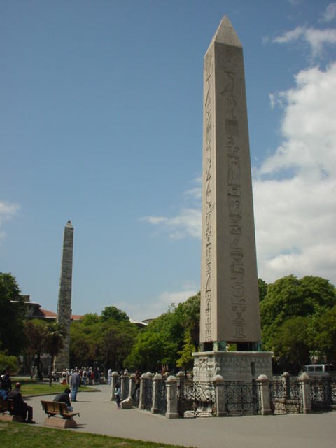 Památník povstání Niká v Konstantinopoli. Kdysi se tu nacházel hipppodrom.