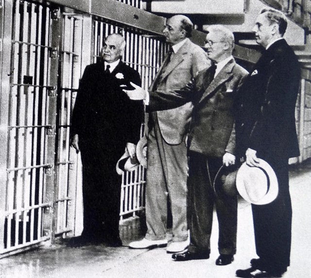 V Alcatrazu měl i svoji speciální celu.