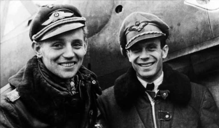 Erich Hartmann (vlevo) pózuje s maďarským letcem Laszlem Potyondiem.