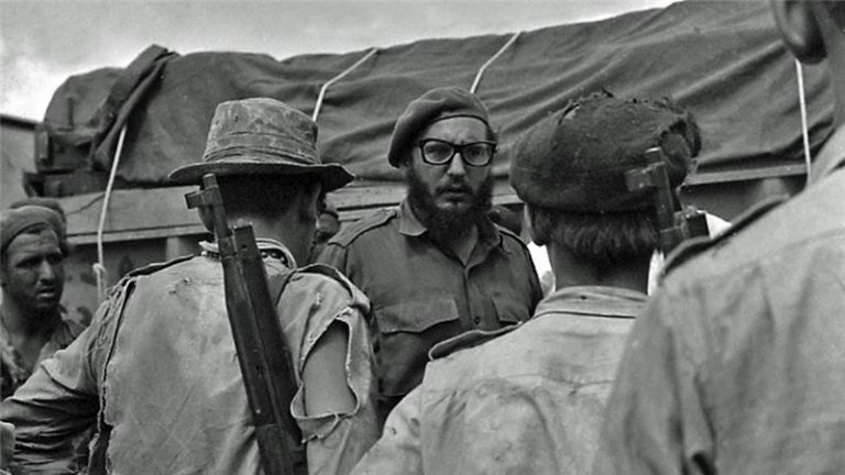 Mladý Fidel velí svým jednotkám.