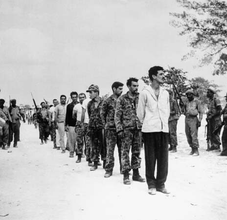 Kubánci několik desítek invazních vojáků zajmou.