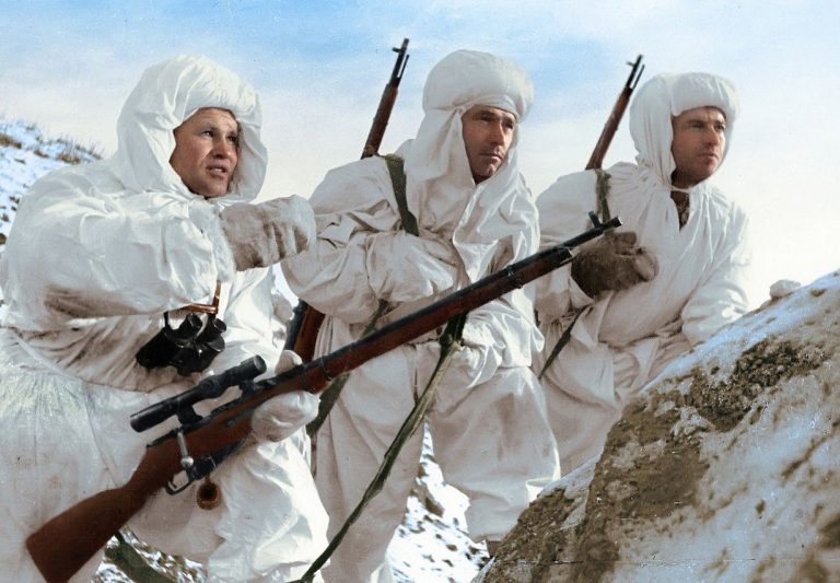 Vasilij Zajcev (první zleva) u Stalingradu