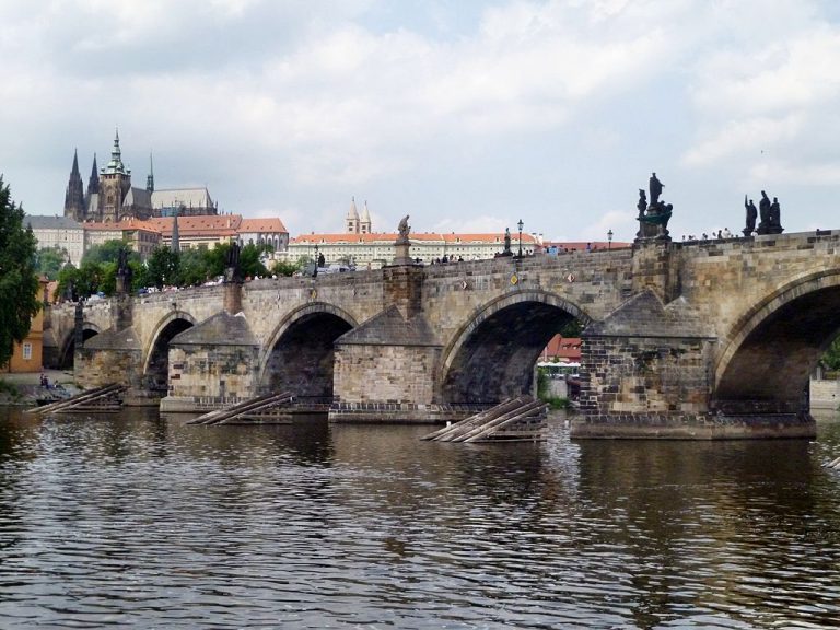 Karlův most se původně jmenoval Kamenný, a to až do roku 1870, kdy byl poprvé pojmenován po svém zakladateli Karlu IV. Na jeho místě stál mezi 12. a 14. století románský Juditin most, který zničila povodeň.