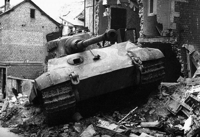 V prosinci roku 1944 museli Němci některá stanoviště u francouzsko-belgických hranic kvapně opustit, Američanům tu ponechali i tanky.
