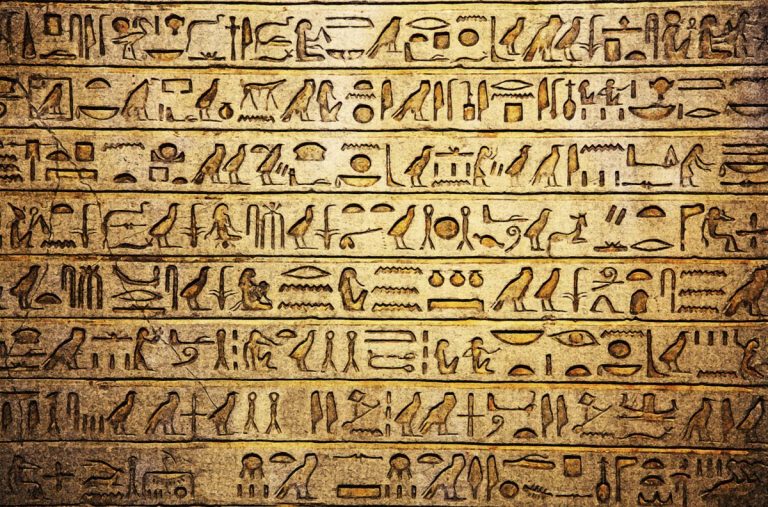 U egyptských hieroglyfů měl nejprve každý předmět či činnost vlastní obrázek, později začaly piktogramy reprezentovat i samotné hlásky či jejich skupiny.
