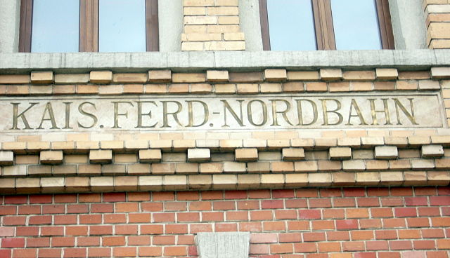 Památka na časy Severní dráhy císaře Ferdinanda – nápis na nádraží v Bielsko-Białe (Polsko).