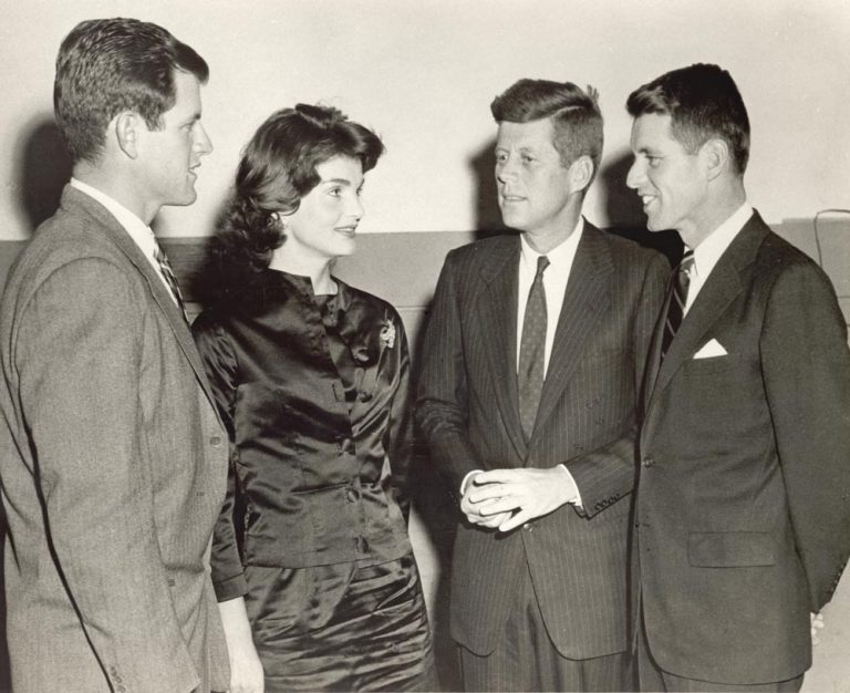Jacqueline v obležení trojice bratru Kennedyových, Edwarda, Johna a Roberta.