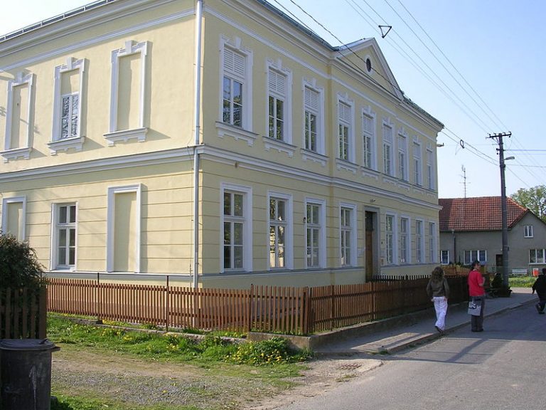 Škola v Metánově, kterou navštěvoval i Jakub Hron. Podle rodné vísky si zvolil i svoje přízvisko.