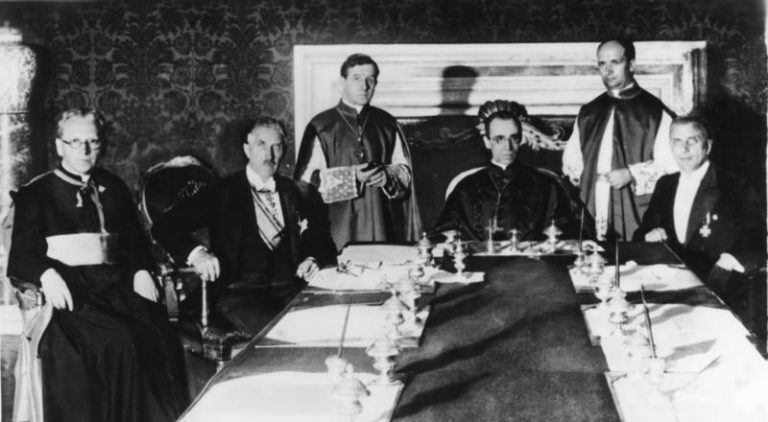 20. července 1933 byl mezi Německou říší a Svatou stolicí v Římě podepsán říšský konkordát, který poprvé v historii upravuje vztahy katolické církve ke státu pro celou Německou říši. Vicekancléř Franz von Papen, (2. zleva), státní tajemník Eugenio Pacelli (busdoucí papež Pius XII.).