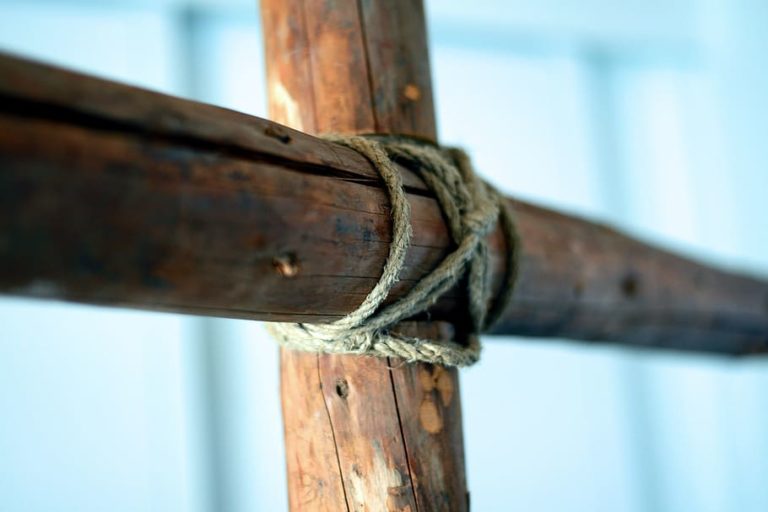 Odsouzený si musel svůj kříž na místo popravy dotáhnout, což byla součást trestu.