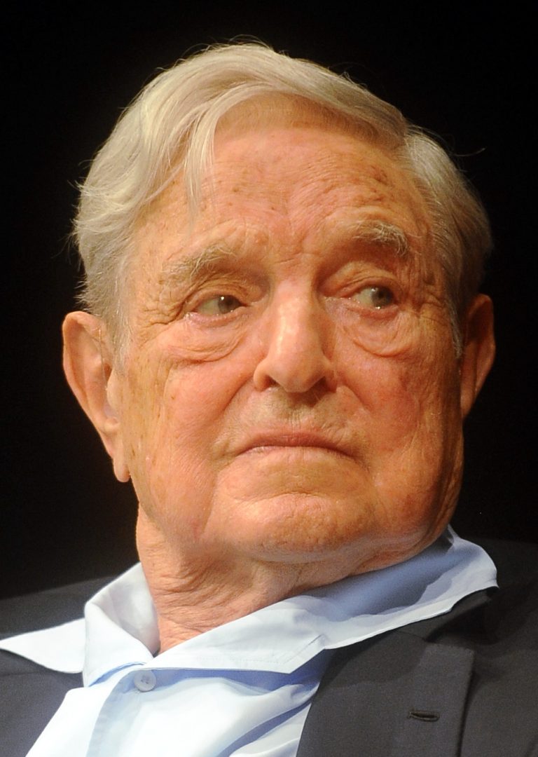 Sorosovi je dnes úctyhodných 89 let, i v tomto věku ale hojně přednáší a veřejně vystupuje.