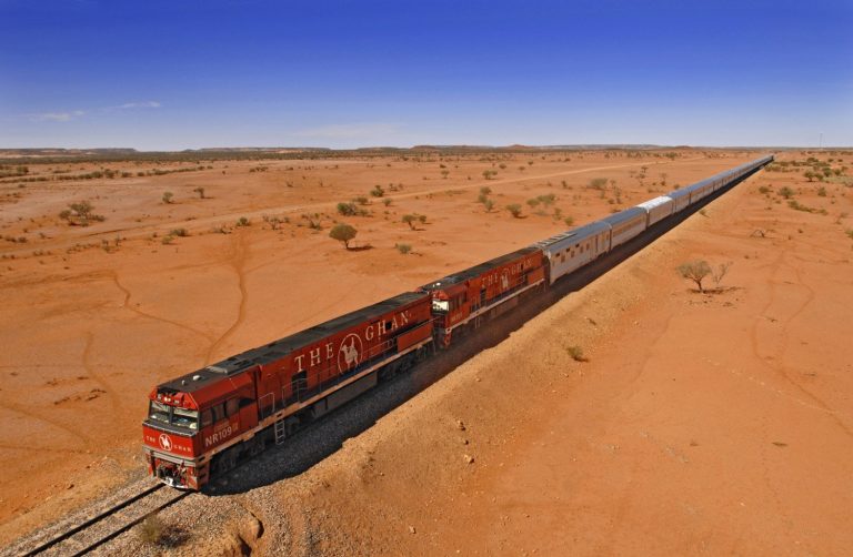 Tato australská vlaková souprava drží unikátní rekord. Celkem 49 vagonů dosahuje délky 1,2 km a Ghan je tak nejdelším vlakem vůbec.