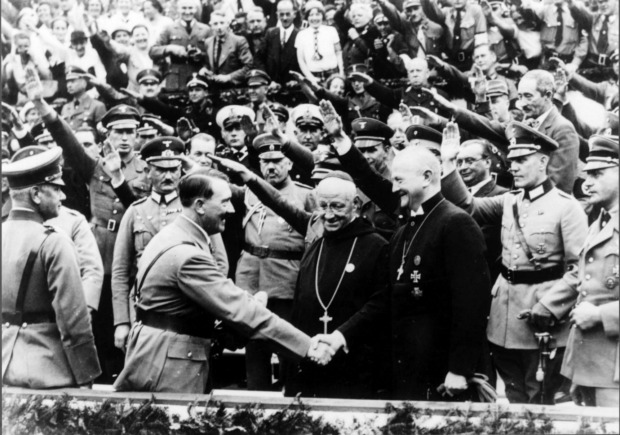 Hitler se vrcholnými představiteli katolické církve setkával a sliboval, že církev nechá na pokoji.