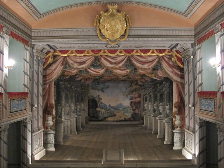 Zámecké divadlo nechal mezi lety 1796–1797 postavit Jiří Josef z Valdštejna-Vartenberka. Členové šlechtické rodiny hráli divadlo pro sebe i pro publikum, především konverzační komedie.