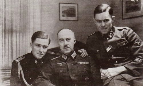 Joachim Peiper (vlevo) s rodinou. Z přívětivého pohledu mladíka není patrné, že půjde o válečného zločince.