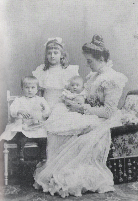 Millica, manželka velkoknížete Petra Nikolajeviče, i s dětmi jsou z Rasputina nadšené.