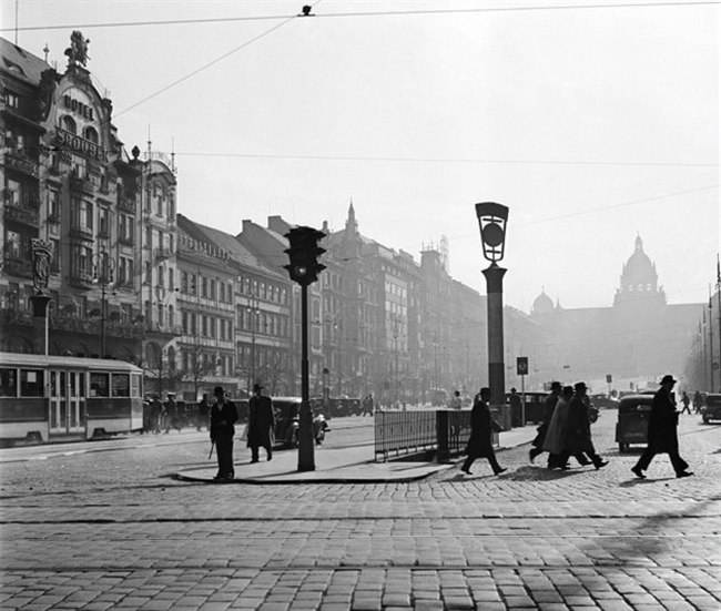 První automatický semafor se objevil v Praze na Václaváku v roce 1930