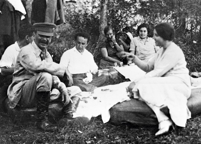 Josif V. Stalin si rád užíval opulentních večeří, ale s chutí si dopřál i piknik v přírodě.