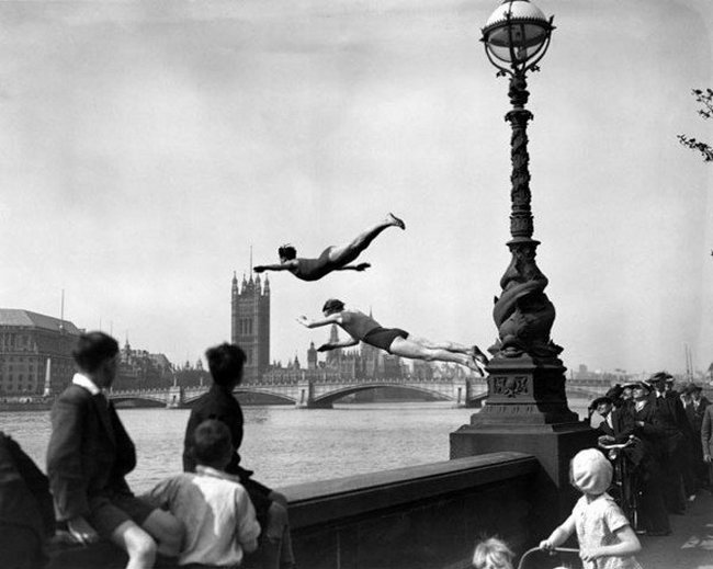 V 19. století se lidé rádi živí předváděním neuvěřitelných kousků. Američan Samuel Gilbert Scott zas například skáče z mostů.