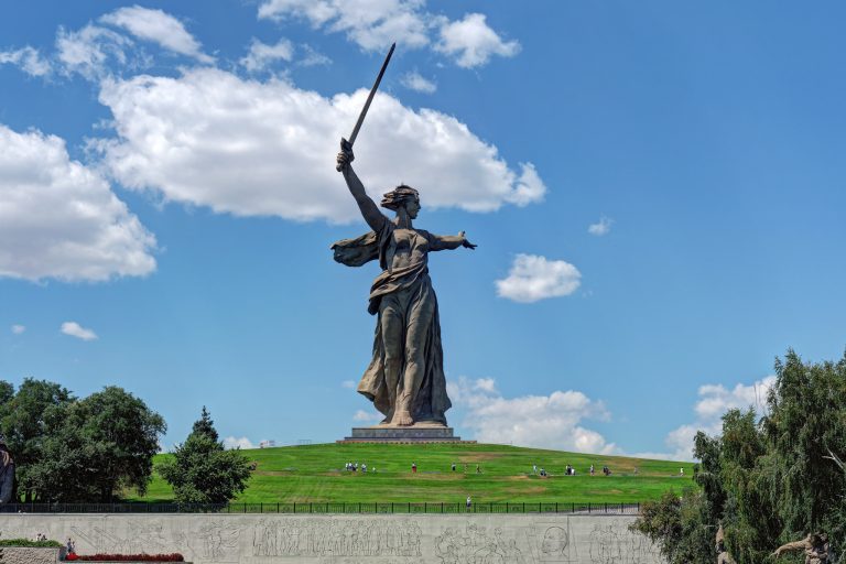 Socha Matka vlast volá stojí nad dnešním Volgogradem jako připomínka na heroickou bitvu.