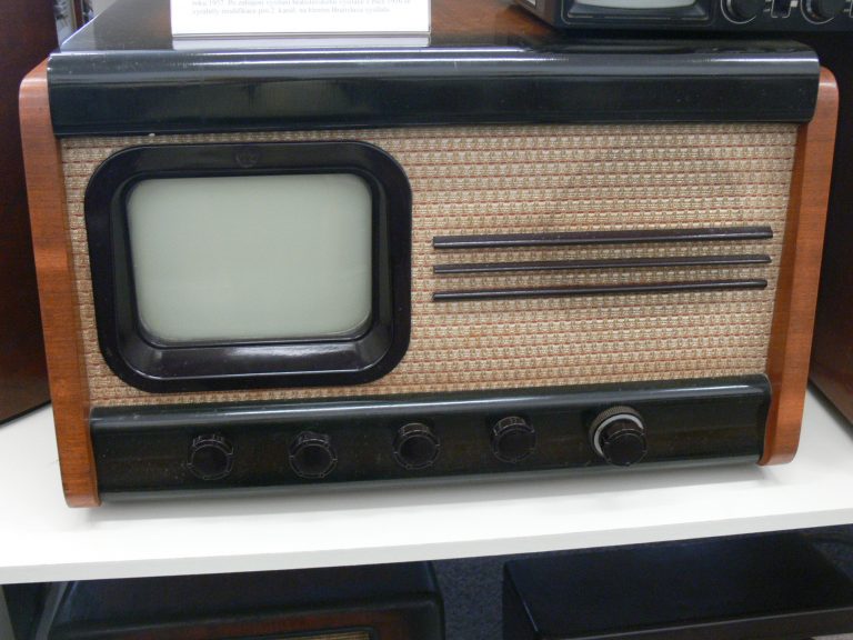 První čs. televizor značky Tesla model 4001A Holeček předstihl o 20 let.