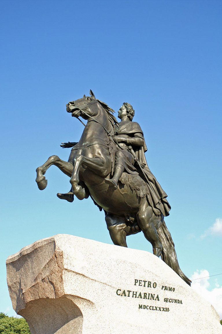 Petrův jezdecký pomník v Petrohradě, městě, které nechal postavit na řece Něvě po vysušení bažin.