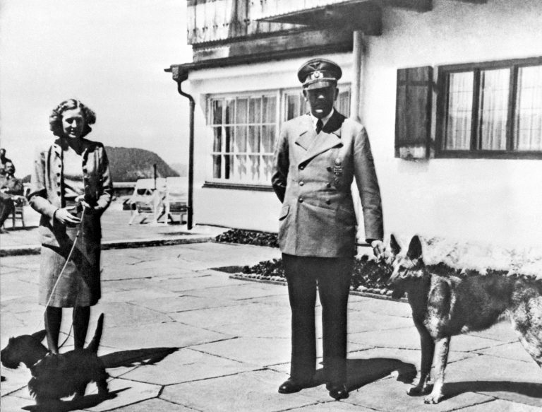 Trpěl, nebo netrpěl Hitler patologickou nenávistí vůči Židům? Na snímku je s Evou Braunovou.