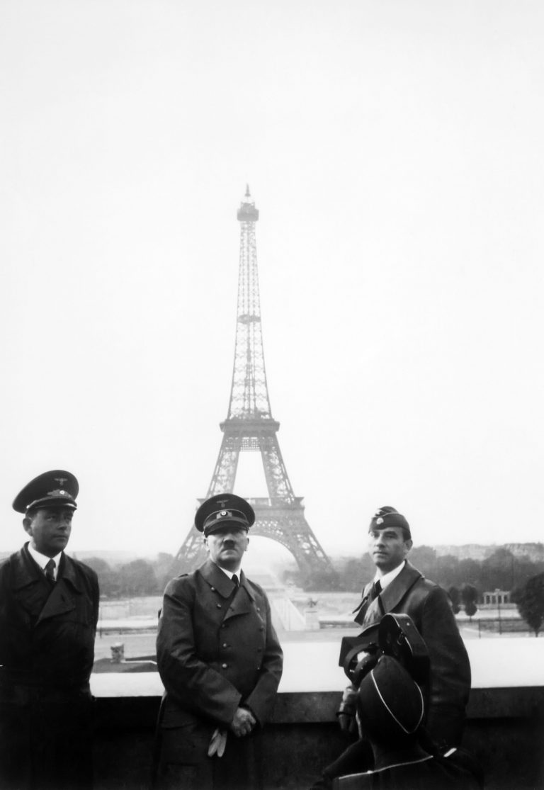 V roce 1940 je Hitler na vrcholu moci. Paříž mu padla k nohám a na řadě má být Velká Británie a Sovětský svaz.