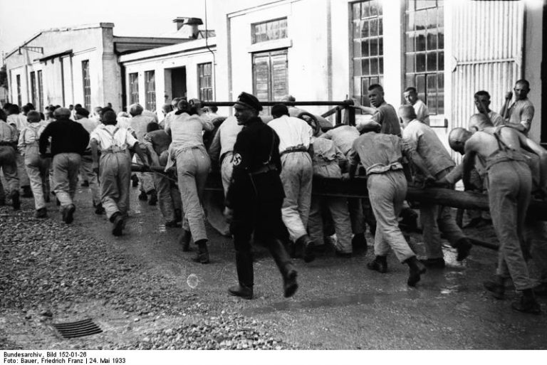 Pracovníci totálního nasazení v koncentračním táboře v Dachau