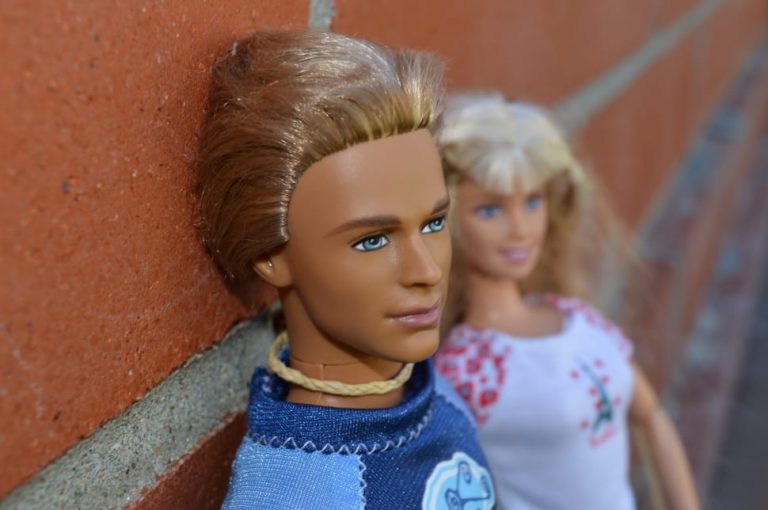 Barbie konečně dostává i partnera - chlapce jménem Ken.