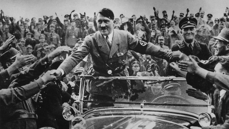 Němci Hitlera ve třicátých letech milují. Ten svou jedinečnou příležitost ukázat se jako schopný politik promarní zločineckými myšlenkami.