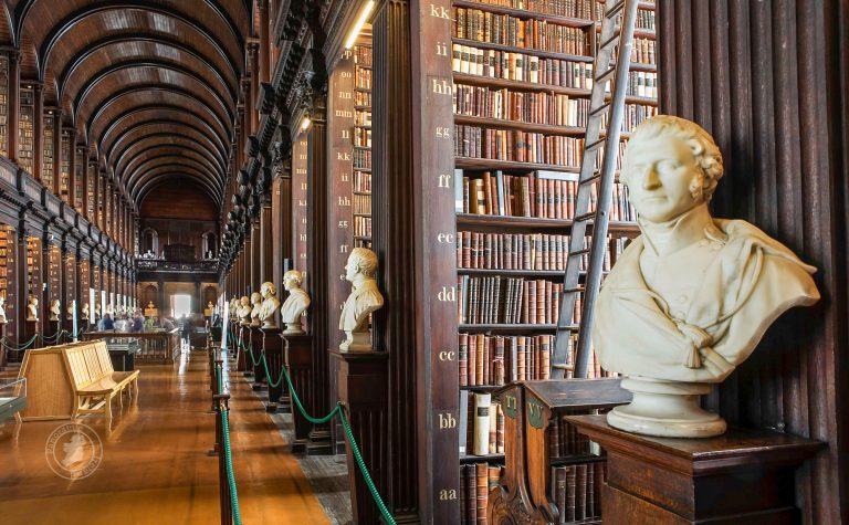 Nejzajímavější částí knihovny je tzv. Dlouhá síň, postavená v 18. století, která se musela o celý kilometr rozšířit tak, aby se sem vešly další výtisky každé knihy, publikované v Irsku nebo Spojeném království.