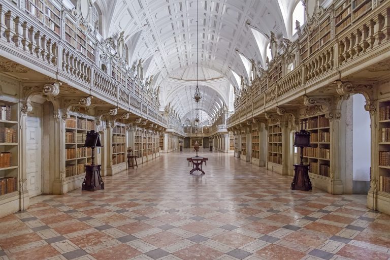 Papež Benedikt XV. umožnil této knihovně chránit Rejstřík zakázaných knih a zakázal jejich exkomunikaci. „Kdokoli by se pokusil jakýmkoli způsobem vzít, odstranit nebo půjčovat knihy, musel by se dovolit přímo portugalského krále. “