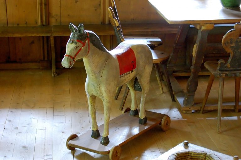 Dřevěný kůň, univezální hračka pro kluky po dobu několika staletí. Ve šlechtických sídlech mívali nákladnější koníky.