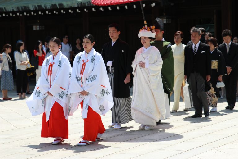 Tradiční svatba Japonců, kde se nevěsta obléká do nákladného bílého kimona.