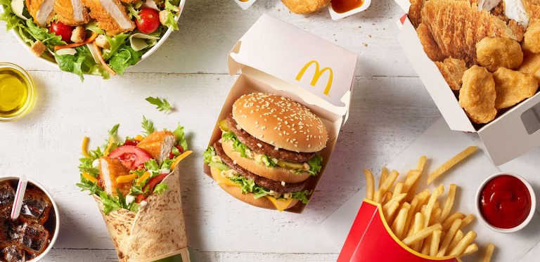 Že jídlo ve ve fast-foodu hraje světlými barvami až moc?