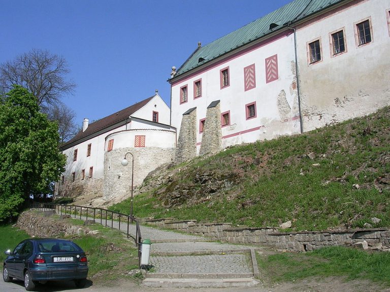 Někdejší hrad Žirovnice přestvěný na zámek. Zdejší pán svedl ženu svého poddaného.