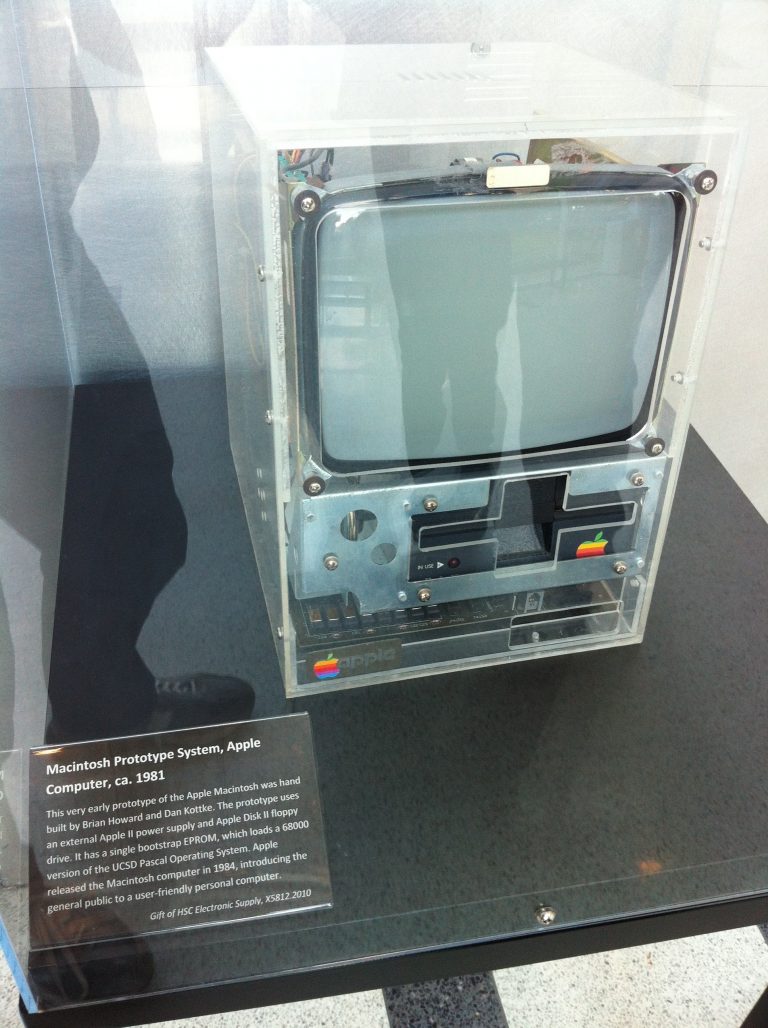 Revoluční počítač Macintosh. Jeho model si můžete prohlédnout v kalifornském historickém muzeu.
