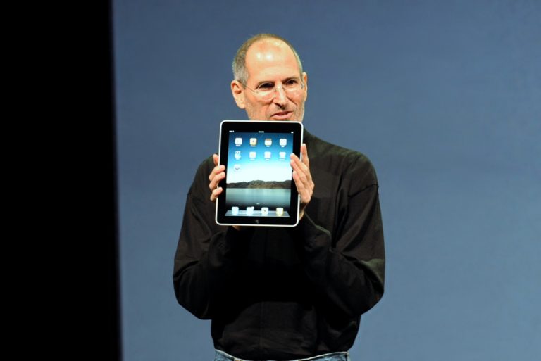 Steve Jobs se chlubí svým ipadem Apple.
