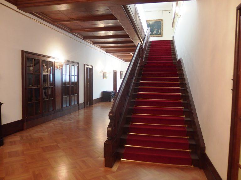 Interiéru vily vévodí elegantní schodiště. V horním patře se nachází pokoje, nebo spíše apartmány.