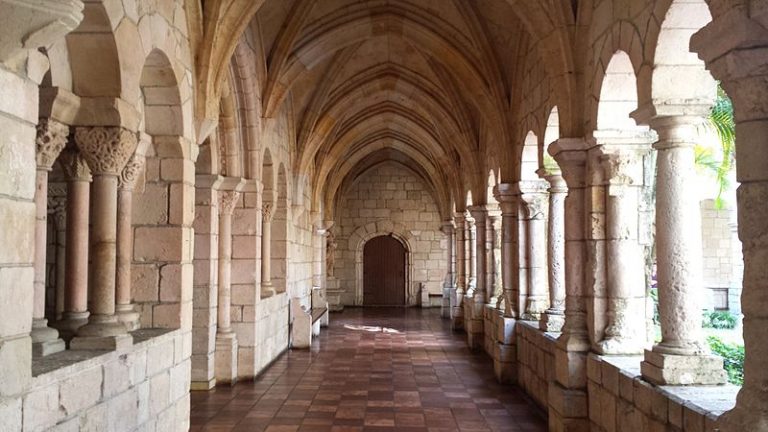 Španělský klášter v Americe turistickým trhákem zrovna není. Pravidelně se tu ale konají svatby.