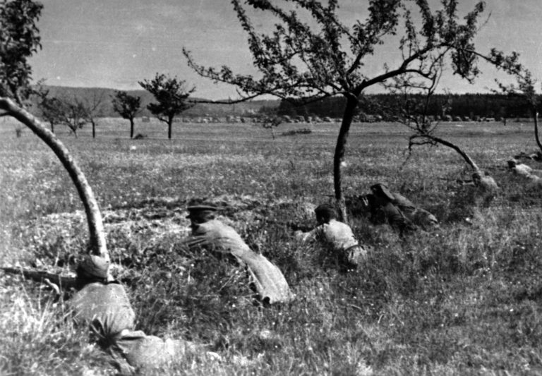 Vojáci Rudé armády při bojích v okolích Slivice na Příbramsku.