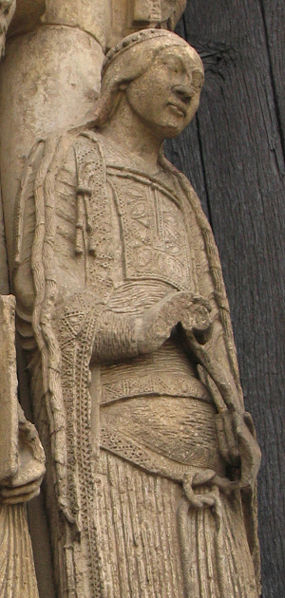 Sochy žen v katedrále v Chartres se pyšní dlouhými rukávy.