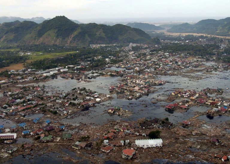 Jedna z kompletně zničených vesnic kousek od pobřeží na ostrově Sumatra.
