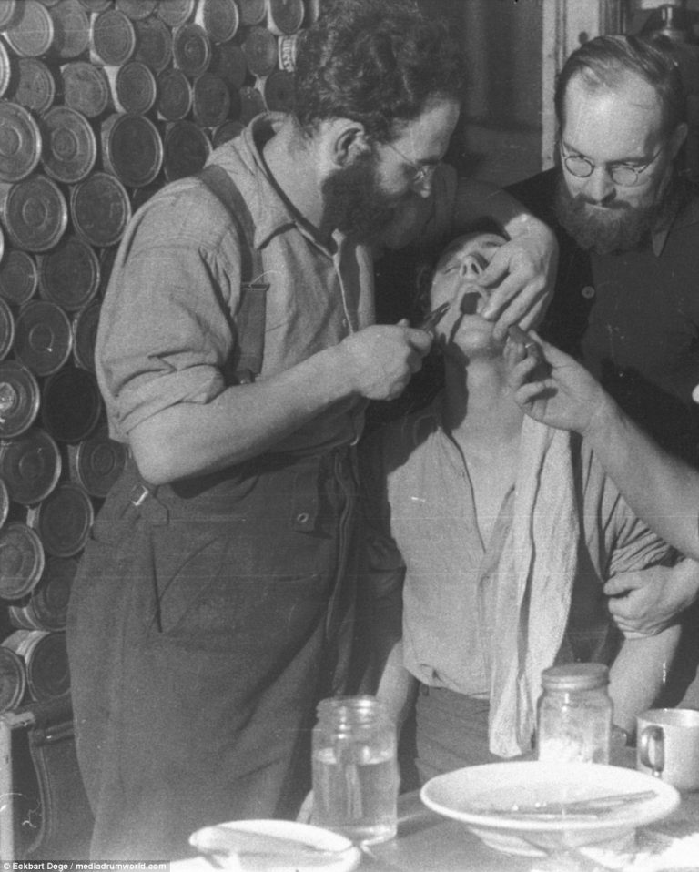 Němečtí polárníci se před odjezdem museli naučit vše od ošetření ran až po vytrhávání zubů.