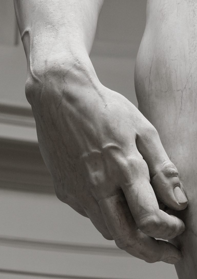 Proč je ruka vzhledem k tělu tak neúměrně veliká a co to vlastně drží? David budí spoustu otázek.