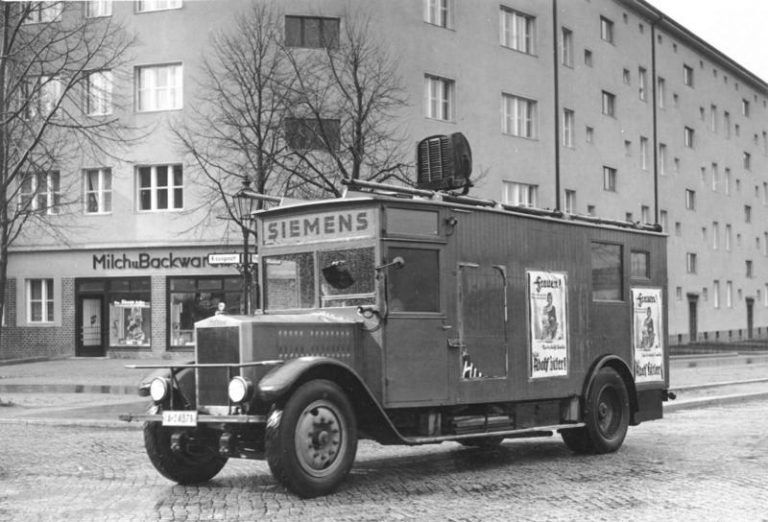 Nacistický rozhlasový vůz během volební kampaně k prezidentským volbám v roce 1932. Přes skvělou kampaň ale Hitler neuspěje.