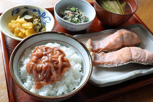 Aby byli schopni Japonci jídlo pozřít, zapíjejí jej velkým množstvím rýžové kořalky.