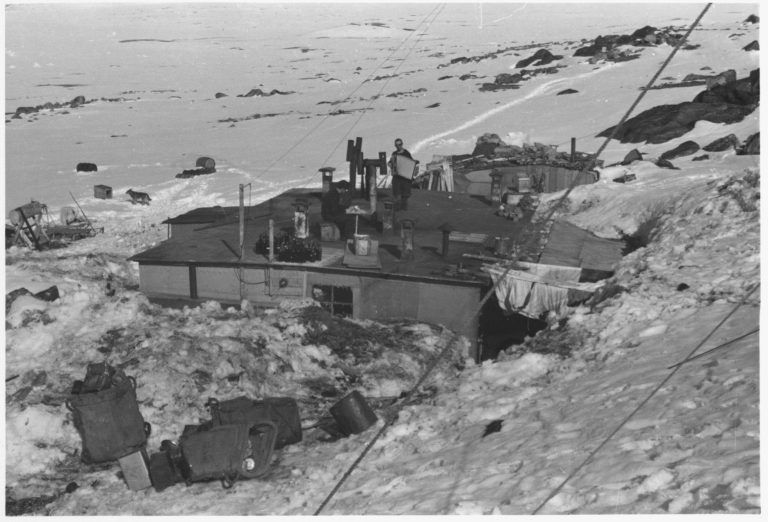 Polární stanice Haudegen, postavená německou posádkou, stojí na arktické planině opuštěná dodnes.