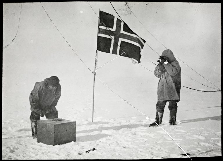 Na místo první dorazil Amundsen, kde vztyčil norskou vlajku.